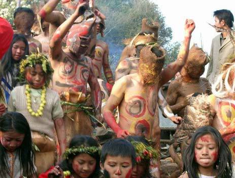Residentes desnudos de una tribu misteriosa en China 2