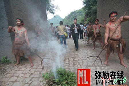 Residentes desnudos de una tribu misteriosa en China 8