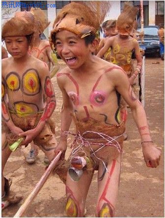 Residentes desnudos de una tribu misteriosa en China 10