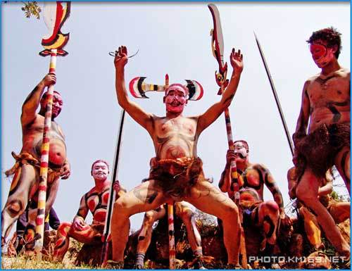 Residentes desnudos de una tribu misteriosa en China 17