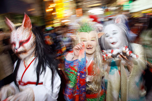 Terribles escenas en Conmemoración del Día de los Muertos en Japón 11