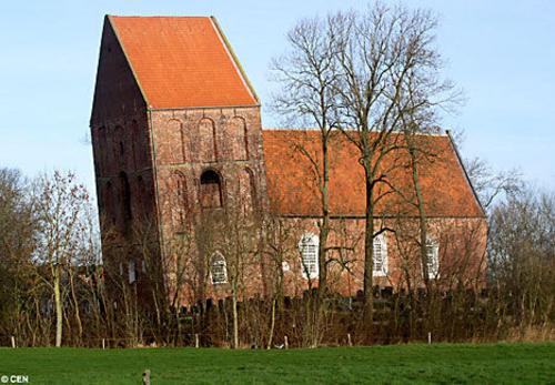 Una iglesia en Alemania, el edificio más inclinado del mundo 1
