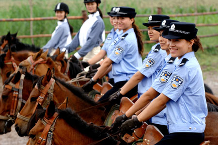 Guapas mujeres policías 3