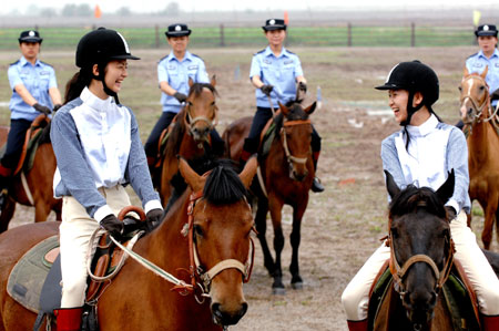 Guapas mujeres policías 5