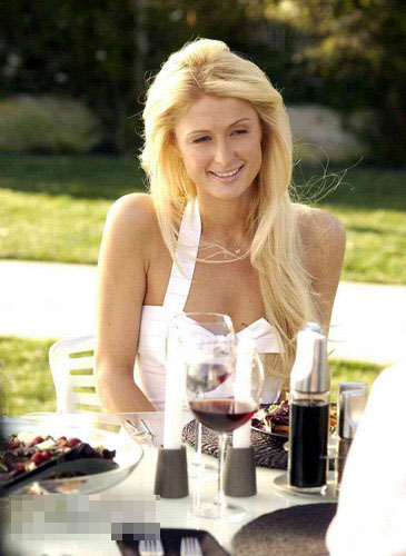 Recientes fotos escénicas sexys de Paris Hilton 5