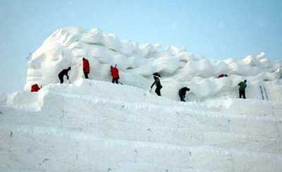 Escultura de nieve más alta del mundo casi terminada