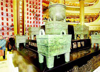 Debutan antiguas urnas trípodes reconstruidas