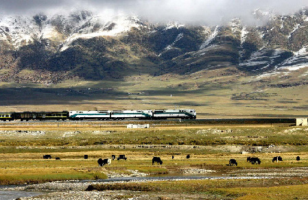 Un tren pasa rápido al pie de la majestuosa montaña Nyangqentanglha. La meseta Qinghai-Tíbet es conocida como el “techo del mundo”.