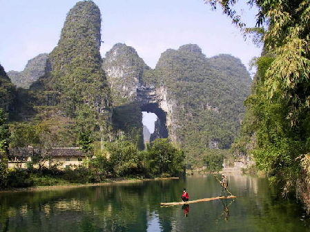 Montañas verdes y ríos bellos en Luocheng, región autónoma de Guangxi