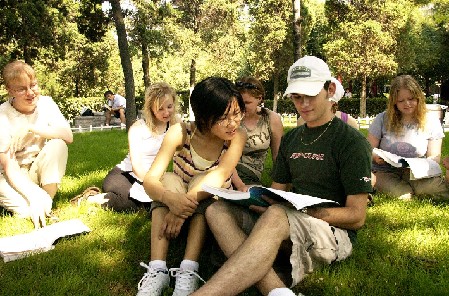 La lengua china está marchando al mundo. En la foto, estudiantes extranjeros aprendiendo de sus compañeros chinos.