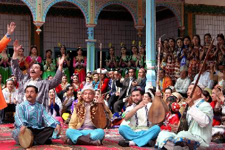 Artistas populares de la región autónoma de Xinjiang en una función de canto y danza. Las etnias minoritarias de China tienen culturas peculiares.