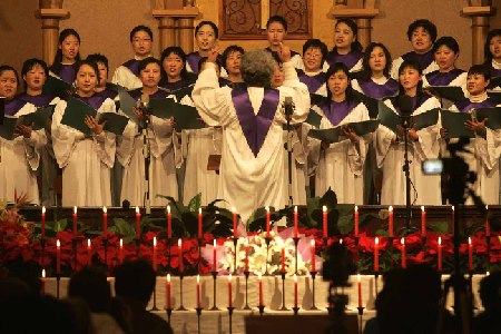 En la noche de la Navidad, protestantes de Beijing celebrando una ceremonia de adoración con velas.