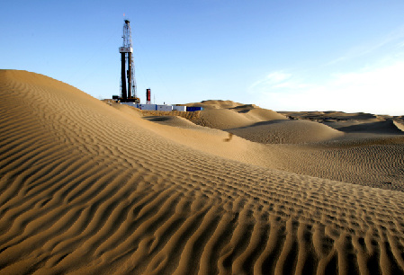 China posee recursos energéticos bastante abundantes. En la foto, pozos de perforación de gas natural en el campo petrolífero de Tarim.