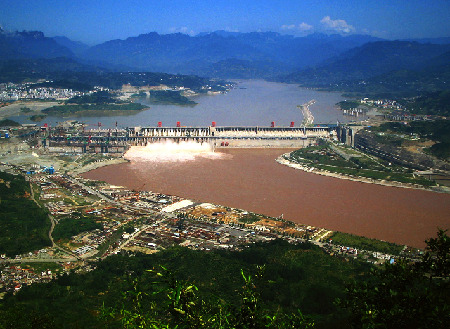 China abunda en recursos de hidroenergía, pero éstos no están parejamente distribuidos en las regiones. He aquí el complejo hidráulico de Sanxia, visto desde lejos.