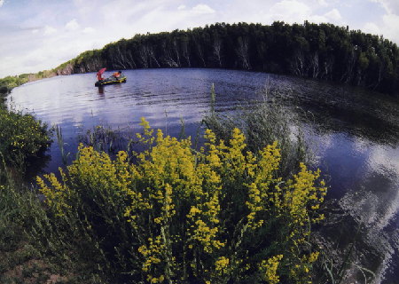 Lago Yueya con busques tupidos en Hexigten, Mongolia Interior. Los bosques naturales de China están concentrados en las regiones del nordeste y el sudoeste.