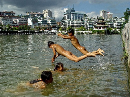 Niños de Guiyang retozando en el agua en verano.