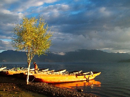 Lago Lugu en otoño. Situado en la frontera entre las provincias de Sichuan y Yunnan, ostenta un paisaje hermoso y su panorama natural está bien preservado.