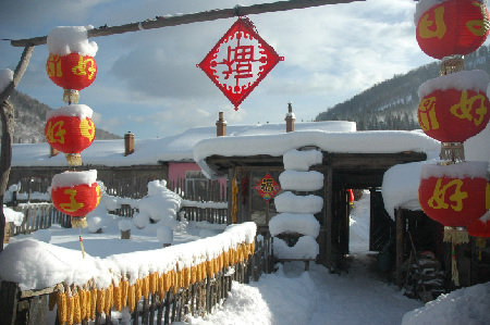 El río Mudanjiang se congela cuando llega el invierno. He aquí una casa campesina con patio, adornada con faroles.