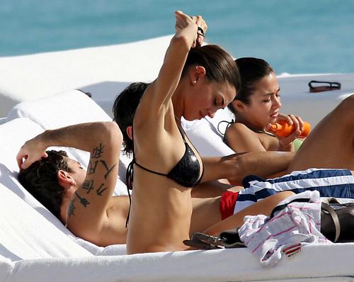 Christian Vieri y su novia están de vacaciones en la playa 1