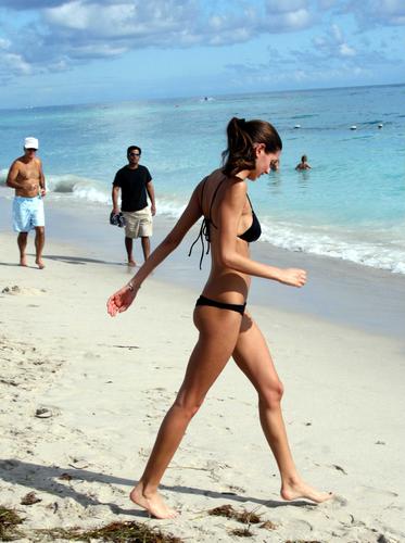 Christian Vieri y su novia están de vacaciones en la playa 8