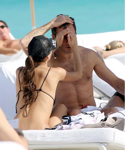 Christian Vieri y su novia están de vacaciones en la playa 9