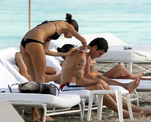 Christian Vieri y su novia están de vacaciones en la playa 15