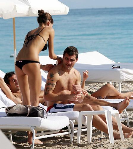 Christian Vieri y su novia están de vacaciones en la playa 16