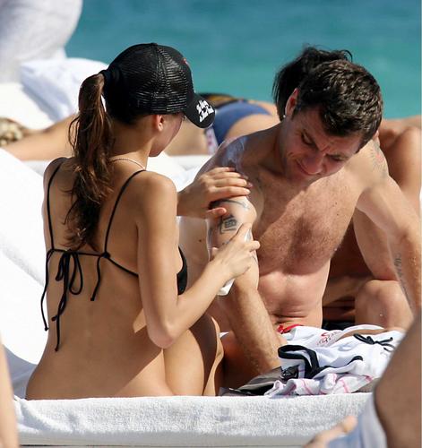 Christian Vieri y su novia están de vacaciones en la playa 17