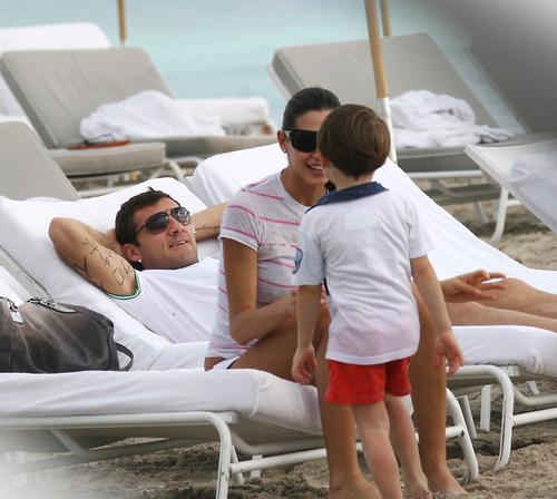 Christian Vieri y su novia están de vacaciones en la playa 18