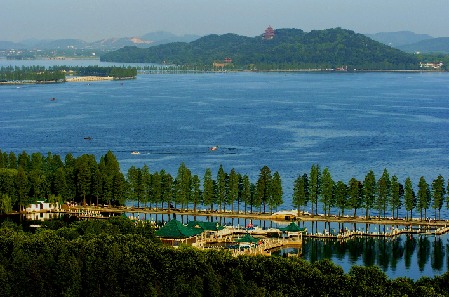 Wuhan atribuye importancia al entorno de hábitat, para convertirse en una ciudad-jardín ecológica. He aquí la zona de paisaje del lago Donghu de Wuhan.