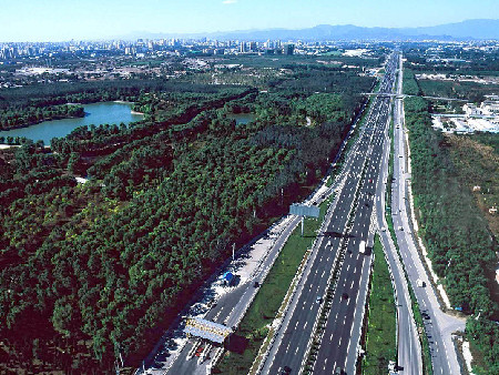 La gente llama al quinto anillo de circunvalación de Beijing Avenida Olímpica o Avenida de Protección Ambiental. Las olimpiadas ecológicas son uno de los temas de los Juegos Olímpicos de Beijing 2008.