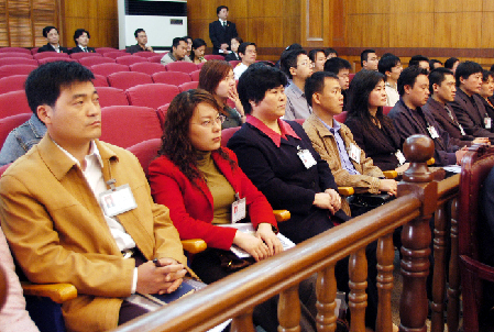 El sistema de jurados populares desempeña un papel muy importante en la promoción de la imparcialidad judicial. En la foto, jurados populares de Nanjing asistiendo a un proceso judicial.