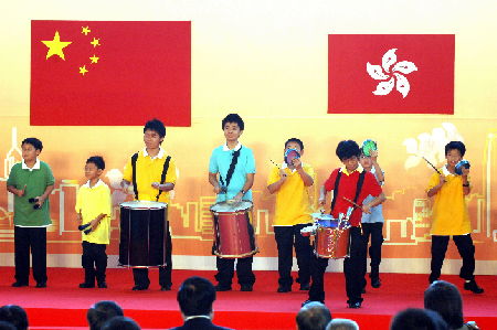 Alumnos de primaria de Hong Kong representando un programa artístico, en celebración del noveno aniversario del retorno de la región a la patria y del establecimiento de la Región Administrativa Especial de Hong Kong.