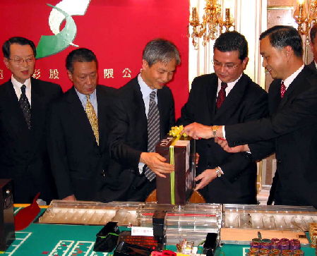 La lotería es una industria pilar de Macao. En la foto, funcionarios de la Región Administrativa Especial de Macao asistiendo a la inauguración de una actividad de lotería.