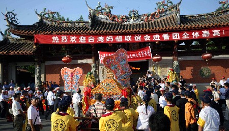 Todos los chinos, tanto de la parte continental como de Taiwan, son de la misma sangre. En la foto, un grupo de peregrinos taiwaneses visitando el Templo de la Emperatriz Celestial para rendir culto a la diosa A Ma.