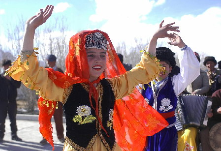 Niños tajikos representando una pieza de canto y danza. China tiene cinco regiones de autonomía étnica y todas las culturas étnicas son respetadas.