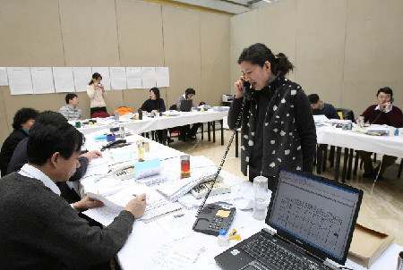 Trabajadores del Comité Nacional de la CCPPCh ordenando propuestas procedentes de miembros del mismo comité.