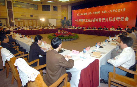 El pueblo chino ejerce el derecho de ser dueño de su destino a través del sistema de asambleas populares. He aquí una audiencia sobre el impuesto a la renta personal celebrada por la APN.