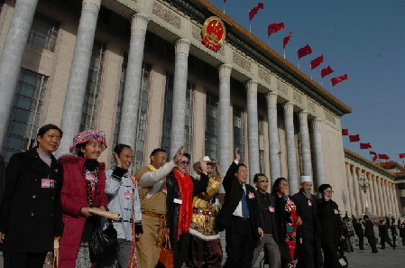Miembros del Comité Nacional de la CCPPCh posando para fotografías delante del Gran Palacio del Pueblo. El sistema de partidos políticos practicado en China es el sistema de cooperación multipartidaria y consulta política dirigido por el Partido Comunista de China. Miembros del Comité Nacional de la CCPPCh posando para fotografías delante del Gran Palacio del Pueblo. El sistema de partidos políticos practicado en China es el sistema de cooperación multipartidaria y consulta política dirigido por el Partido Comunista de China.