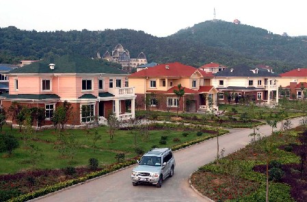 Wu Renbao, militante veterano del PCCh, ha conducido a la población de la aldea Huaxi, provincia de Jiangsu, a la prosperidad común. Hoy día, todas las familias de la aldea viven en chalets y poseen coches. Wu Renbao, militante veterano del PCCh, ha conducido a la población de la aldea Huaxi, provincia de Jiangsu, a la prosperidad común. Hoy día, todas las familias de la aldea viven en chalets y poseen coches.