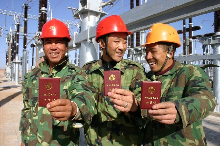 Los sindicatos ejercen un importante papel en la protección de los derechos e intereses de los obreros. En la foto, trabajadores inmigrados del campo enseñando sus carnets de miembro de sindicato. Los sindicatos ejercen un importante papel en la protección de los derechos e intereses de los obreros. En la foto, trabajadores inmigrados del campo enseñando sus carnets de miembro de sindicato.