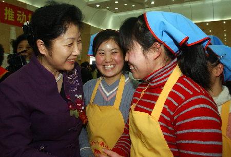 La presidenta Rong Hua (primera por la izquierda) de la Federación de Mujeres de Beijing conversa con empleadas de servicio doméstico. La atribución fundamental de la federación consiste en representar y proteger los derechos e intereses del sexo femenino y promover la igualdad entre hombre y mujer. La presidenta Rong Hua (primera por la izquierda) de la Federación de Mujeres de Beijing conversa con empleadas de servicio doméstico. La atribución fundamental de la federación consiste en representar y proteger los derechos e intereses del sexo femenino y promover la igualdad entre hombre y mujer.