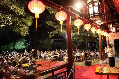 Residentes de la ciudad de Wuxi disfrutando espectáculos una noche de verano. La economía china, de crecimiento impetuoso, está llevando a medrar al pueblo.