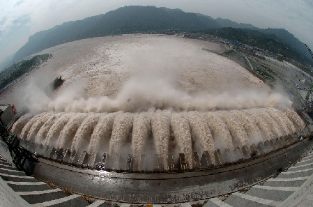 El gigantesco complejo hidráulico de Sanxia es el de mayor dimensión en el mundo. En 2006 la inversión del país en activos fijos se incrementa con rapidez.