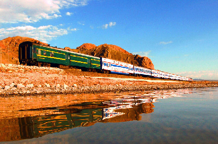 Un tren corriendo en el norte de la región autónoma de Xinjiang. Los ferrocarriles son una gran arteria de comunicaciones de China. Cada fiesta o Año Nuevo, su capacidad de envío aún es insuficiente debido al gran número de viajeros.