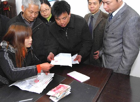 La seguridad social de China se está saneando y perfeccionando. En la foto, campesinos del distrito del Fenxuan, provincia de Jiangxi, presentando facturas de gastos médicos para la liquidación en el gobierno del cantón donde viven.