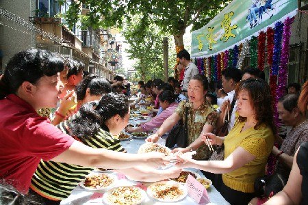 La “edificación de una sociedad armoniosa” es una frase temática de alta frecuencia en China en los últimos años. He aquí una velada al aire libre de vecinos de un área comunitaria en la ciudad de Wuhan.