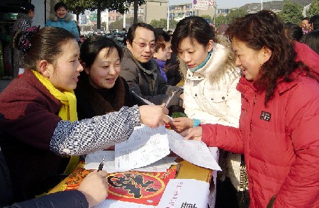 Feria de contratación en una calle de Zhenjiang, provincia de Jiangsu, atrayendo a muchos trabajadores desplazados.