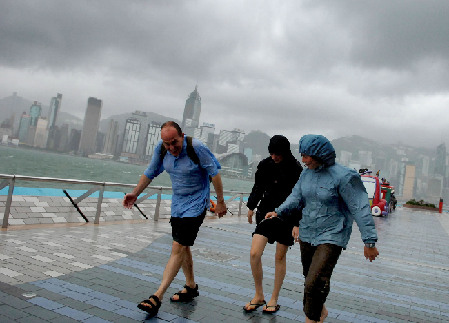 China sufre desastres naturales frecuentes en 2006. En la foto, el tifón Prapiroon ensañándose de Hong Kong.