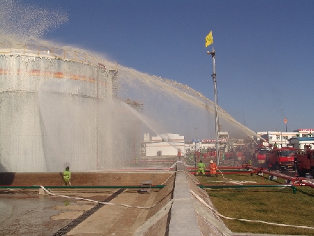 Ejercicio contra incendios del equipo de bomberos de un campo petrolífero en la provincia de Gansu. En 2006 la seguridad en la producción tiende a mejorar en todo el país.